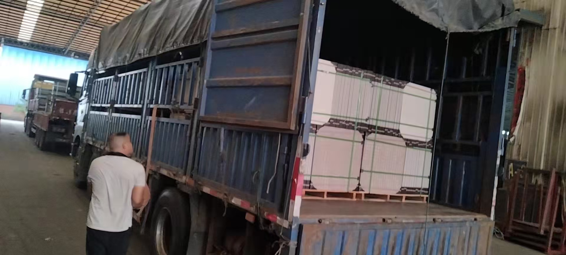 鴻獅陶瓷,超市地磚300X300,耐磨地磚,耐髒地磚,襟邋遢容易清潔瓷磚,瓷磚廠家直銷,
